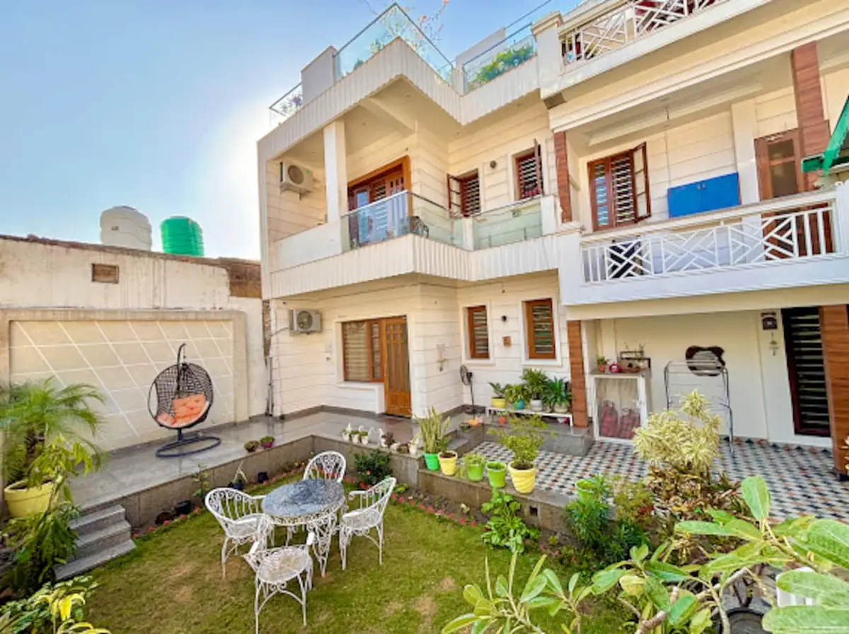 Prembasant Homestay exterior and garden lawn in Muni Ki Reti, Rishikesh