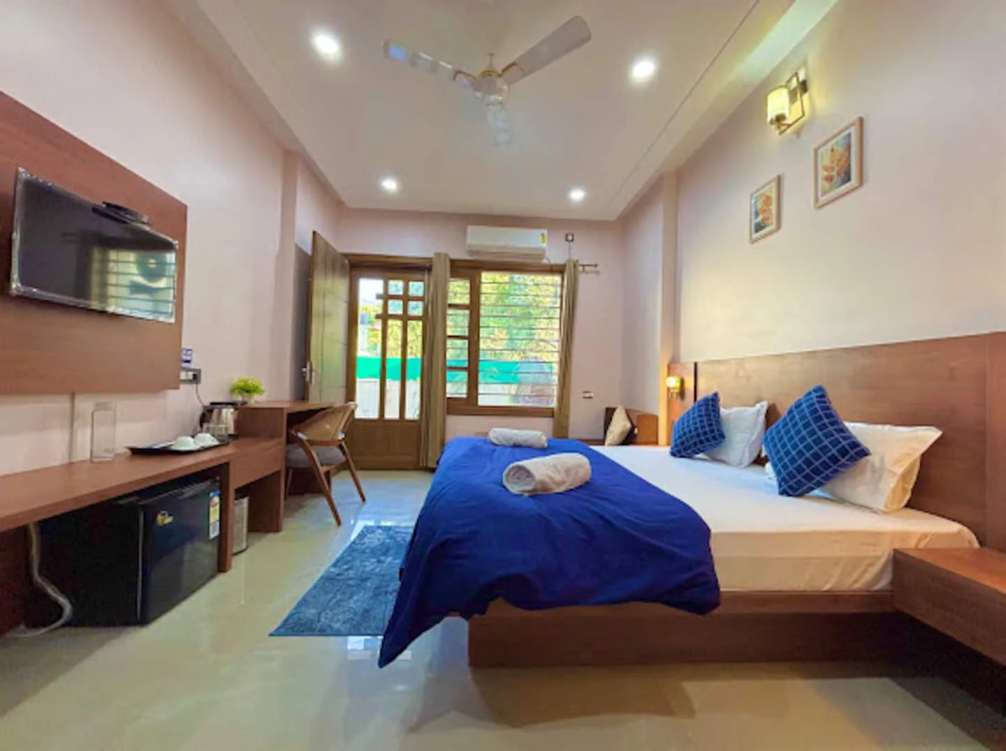 Air-conditioned bedroom with double bed, TV and work desk at Prembasant Homestay