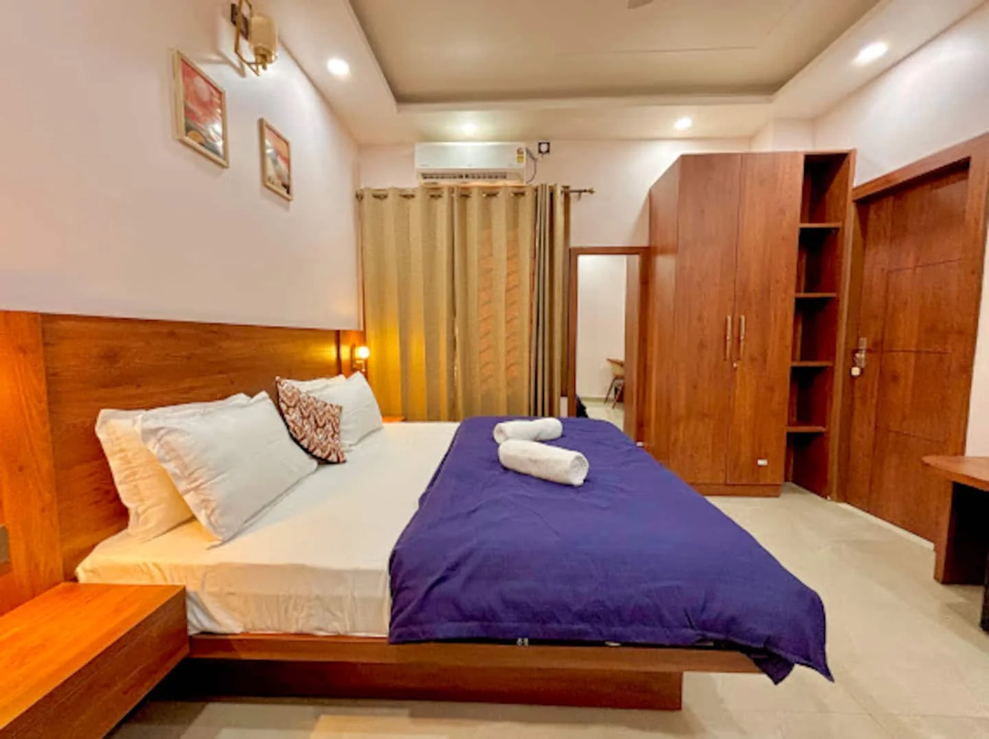 Bedroom with wardrobe and double bed at Prembasant Homestay, Rishikesh