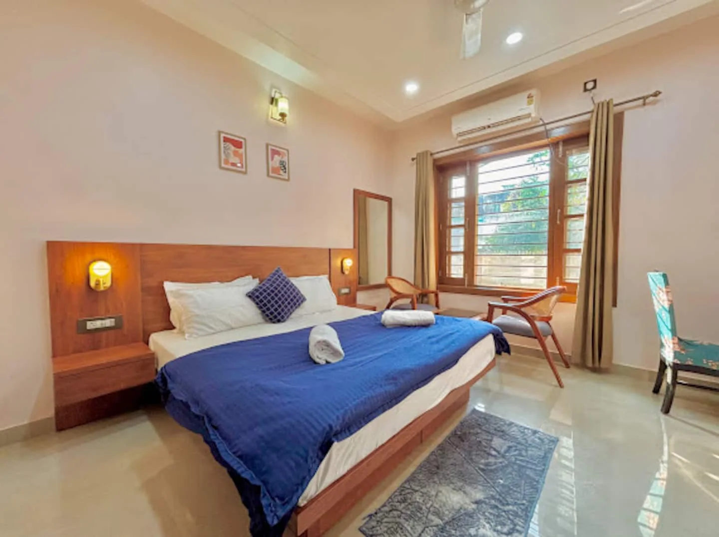 Bedroom with window seating and garden view at Prembasant Homestay