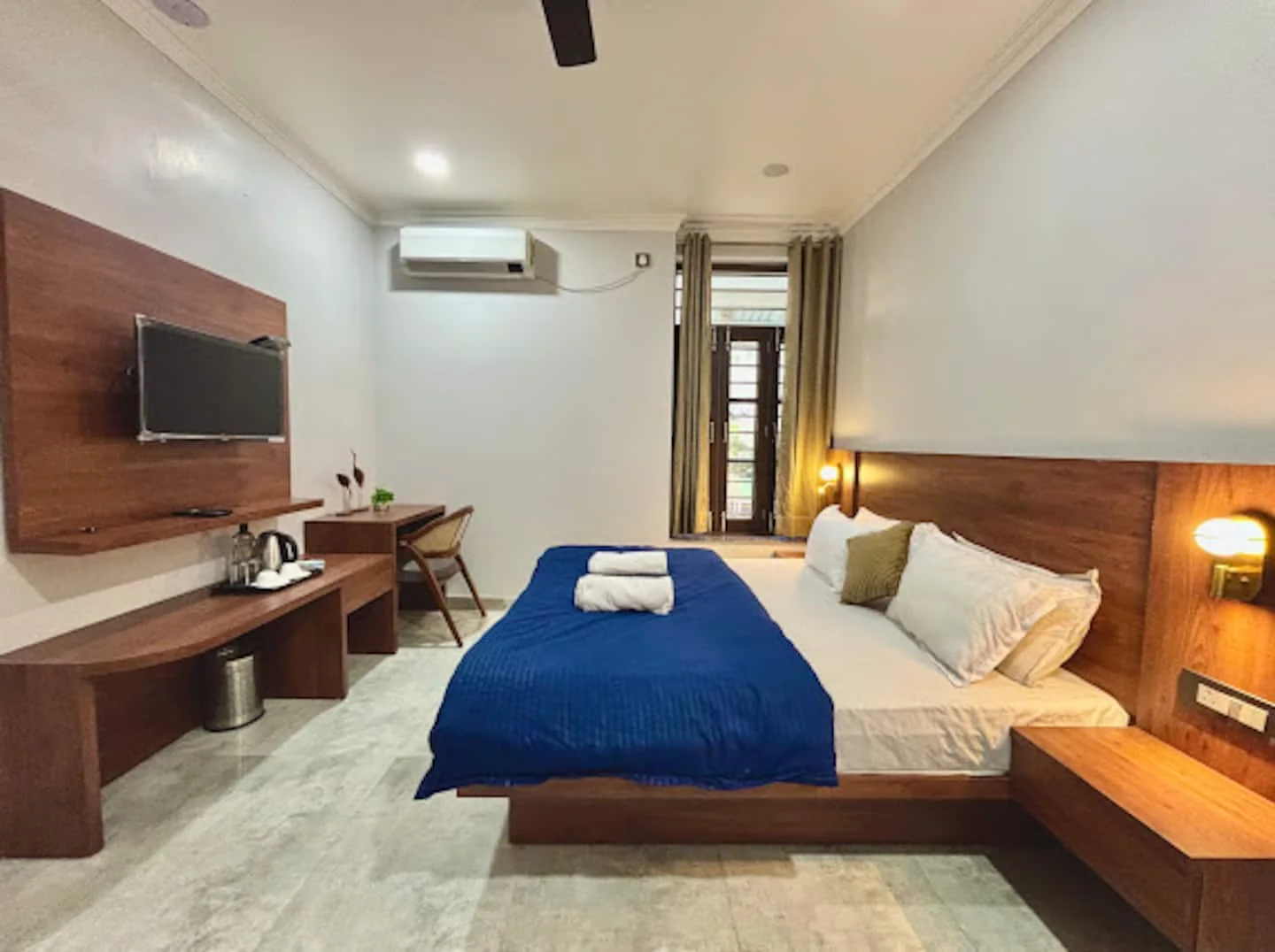 En-suite bedroom with air conditioning and TV at Prembasant Homestay