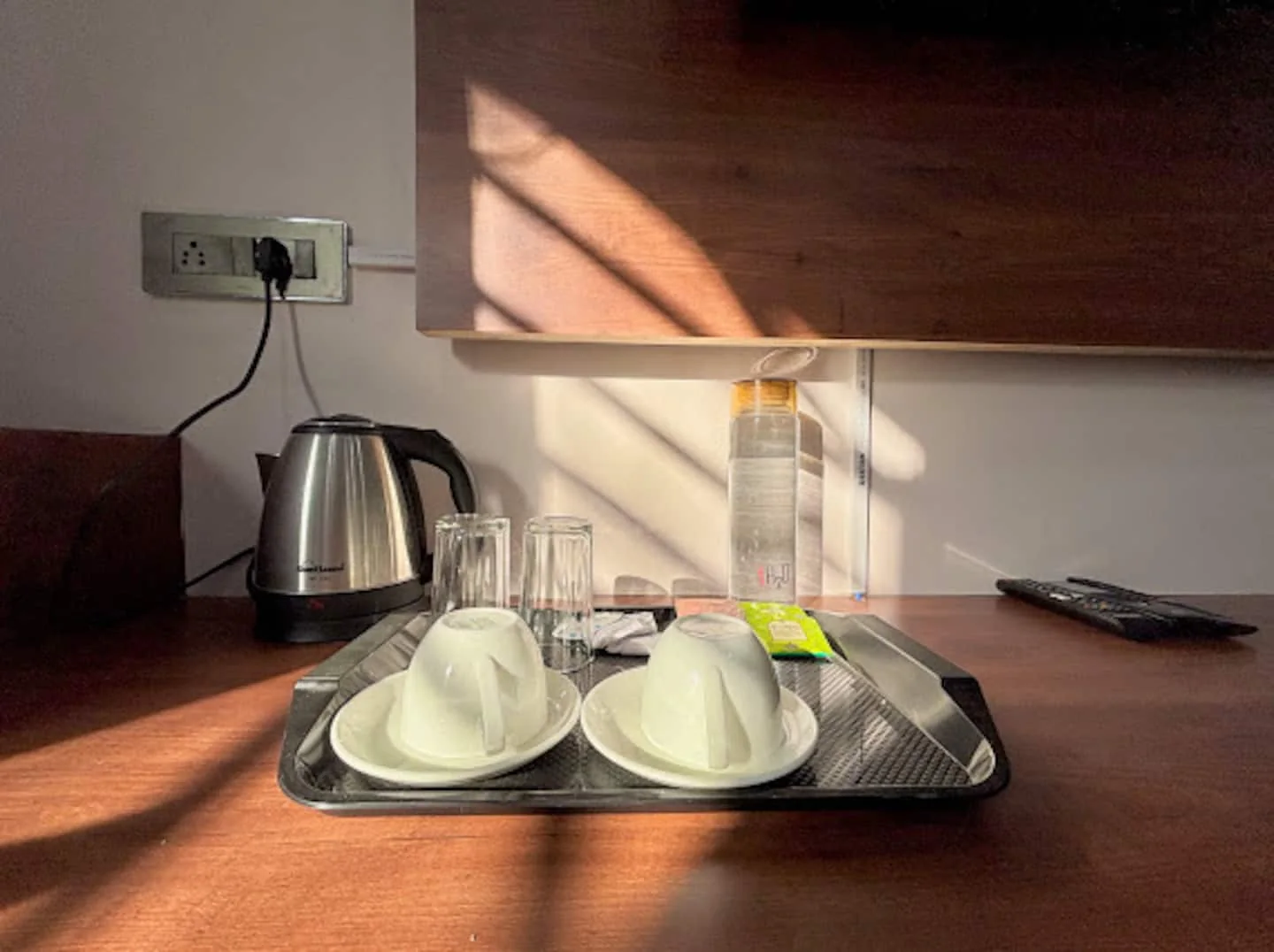 Electric kettle and tea tray in a guest room at Prembasant Homestay