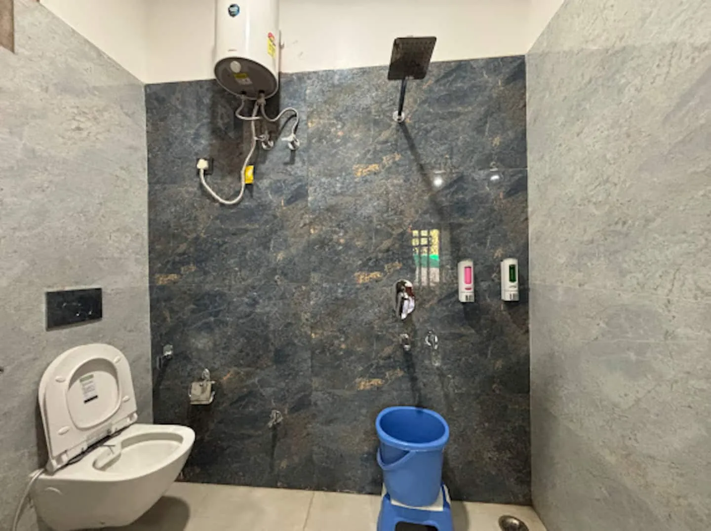 En-suite bathroom with shower at Prembasant Homestay