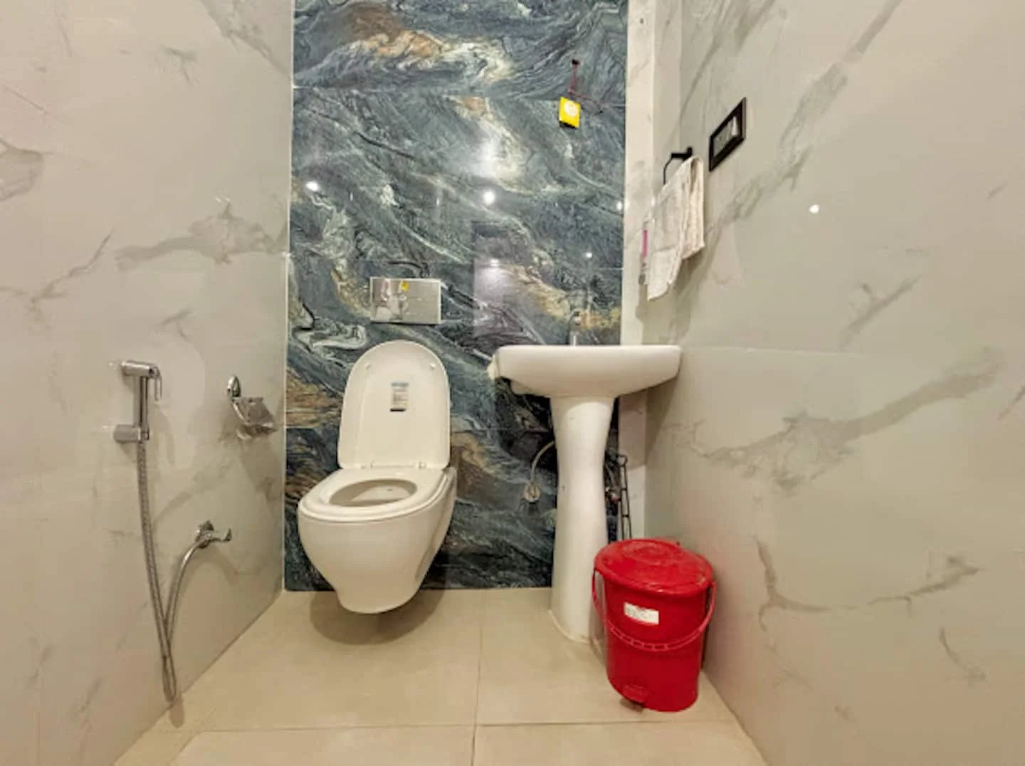 Clean attached bathroom at Prembasant Homestay, Muni Ki Reti