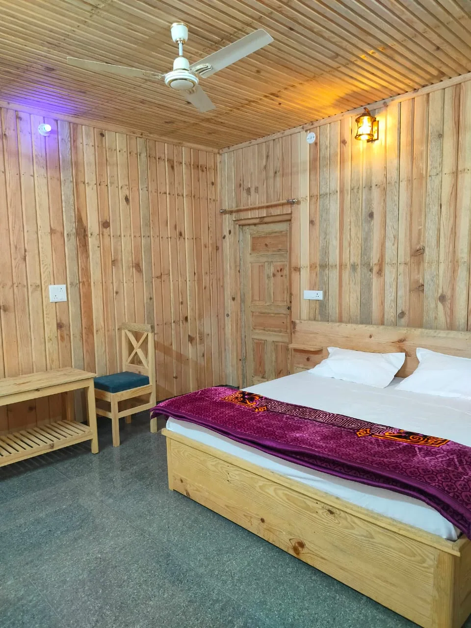 Twin bed room in wood at Aa Maa's Homestay, Mukteshwar