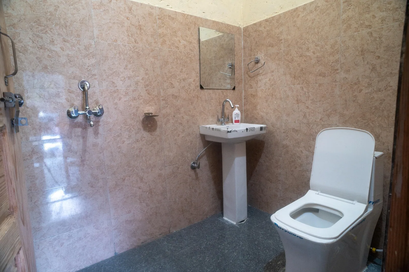 Attached bathroom at Aa Maa's Homestay, Pangrari, Mukteshwar