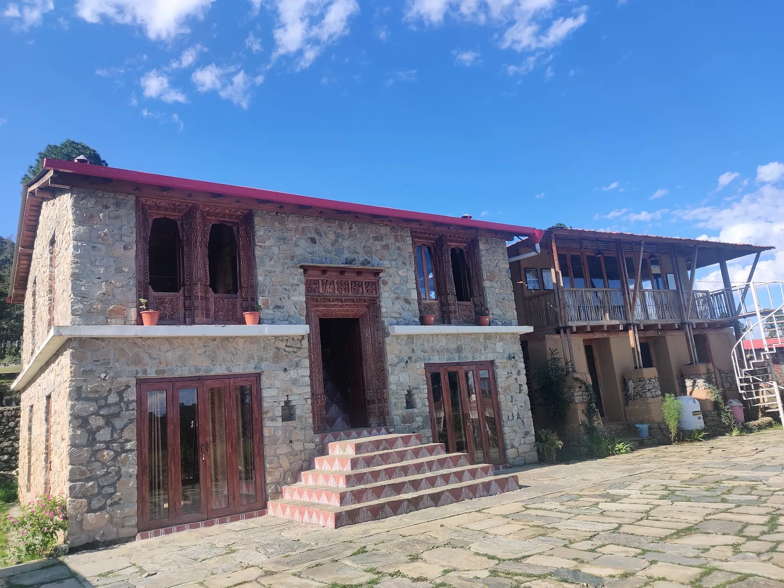 Basa Stay and the neighbouring houses at Khirsu, Pauri Garhwal, under a clear sky