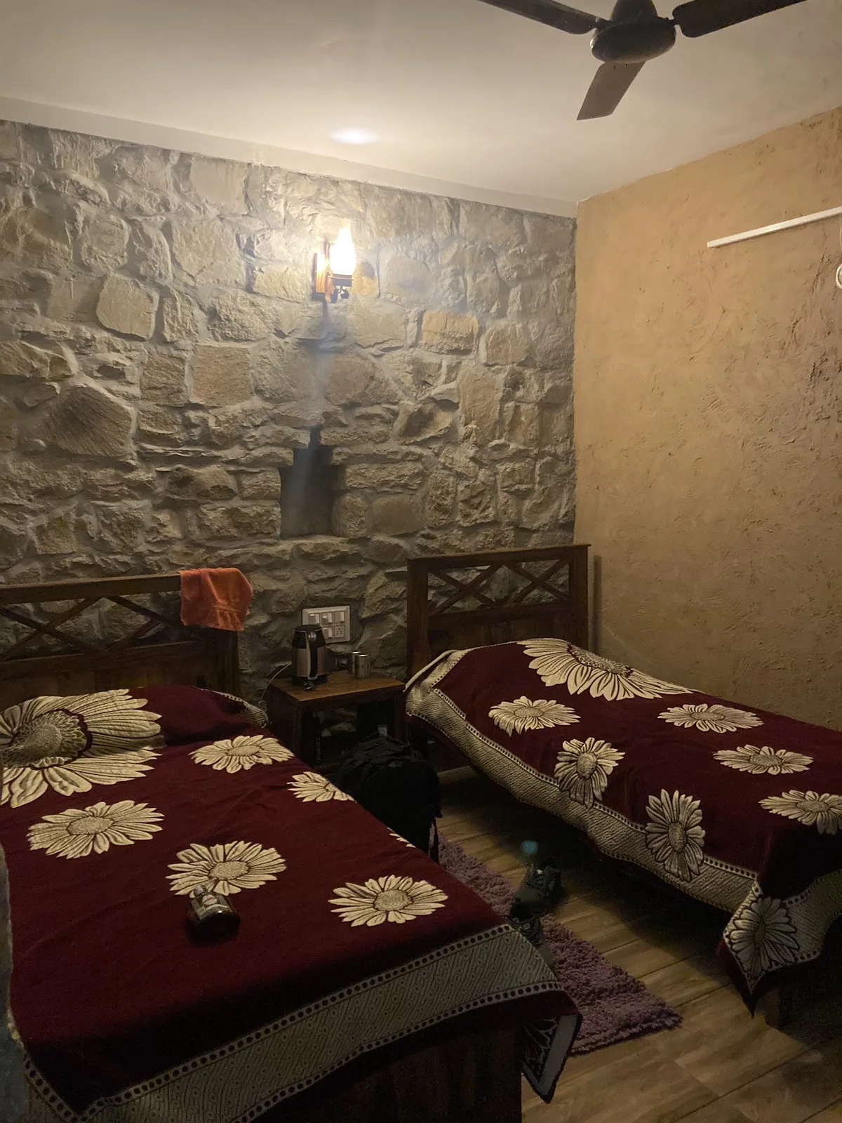 Twin room with red bedding at Basa Stay, Khirsu