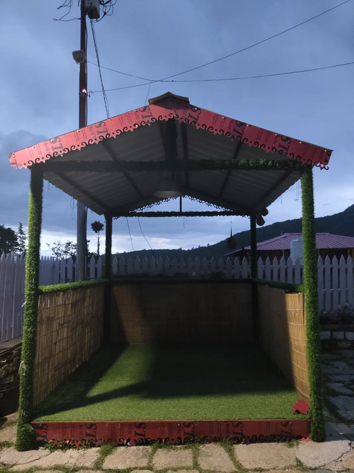 Second gazebo on the lawn at Basa Stay, Khirsu