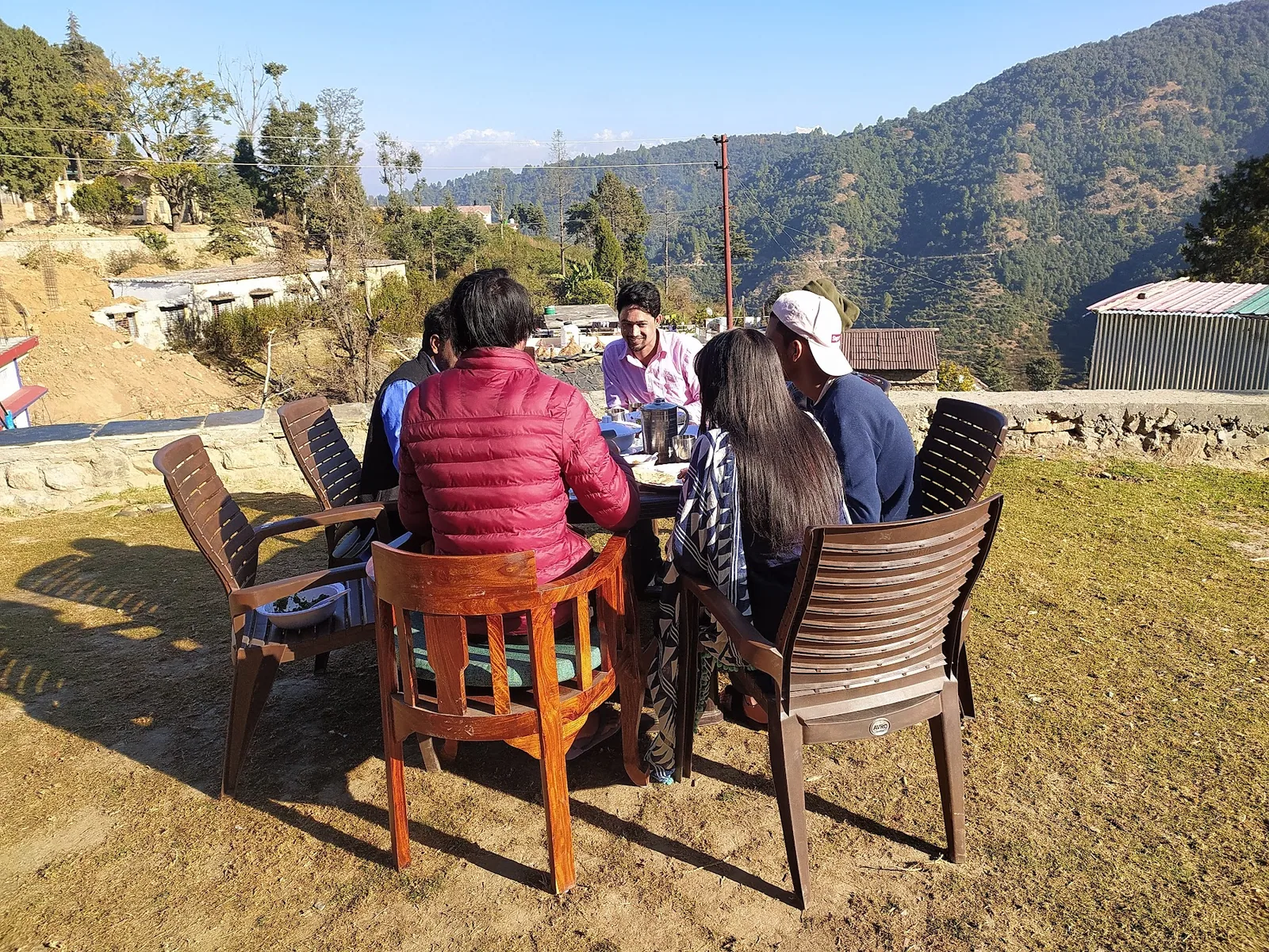 Guests sitting out with the valley view at Basa Stay, Khirsu
