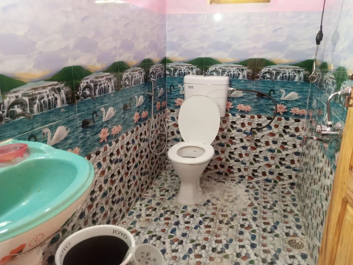 Attached bathroom at Ghughuti Homestay, Sunkiya, Mukteshwar