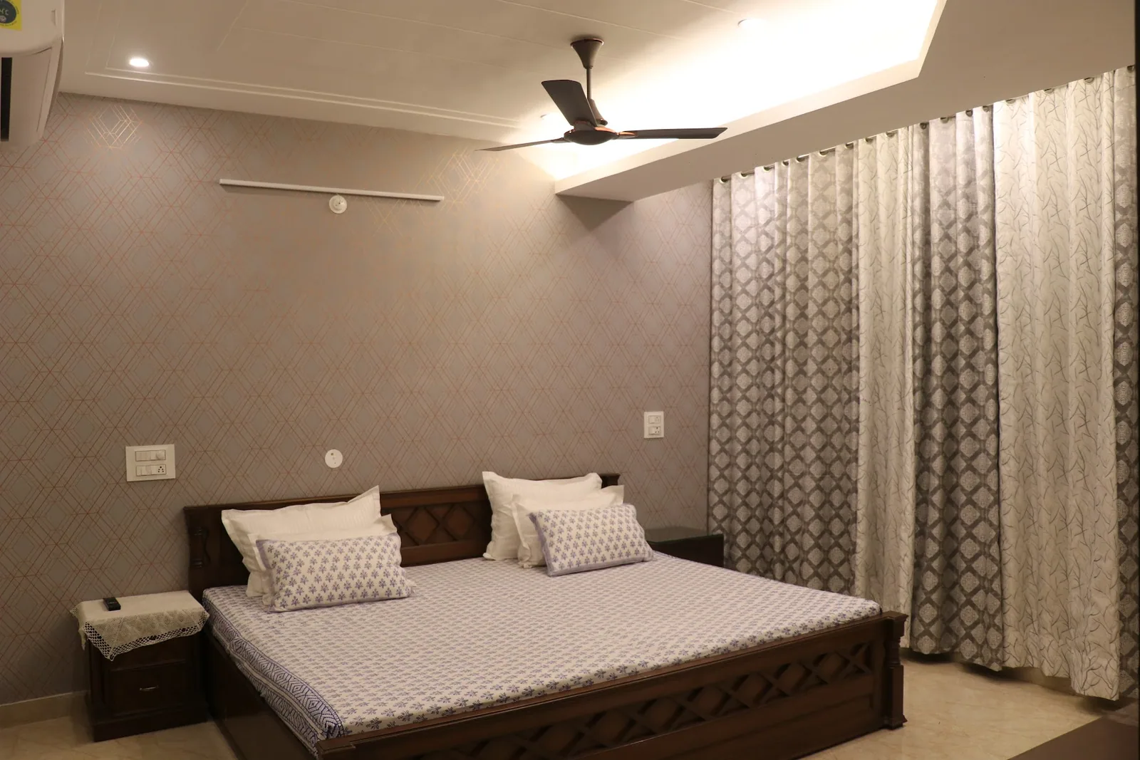 Super king bed in the room at Little Sparrow Homestay, Rishikesh