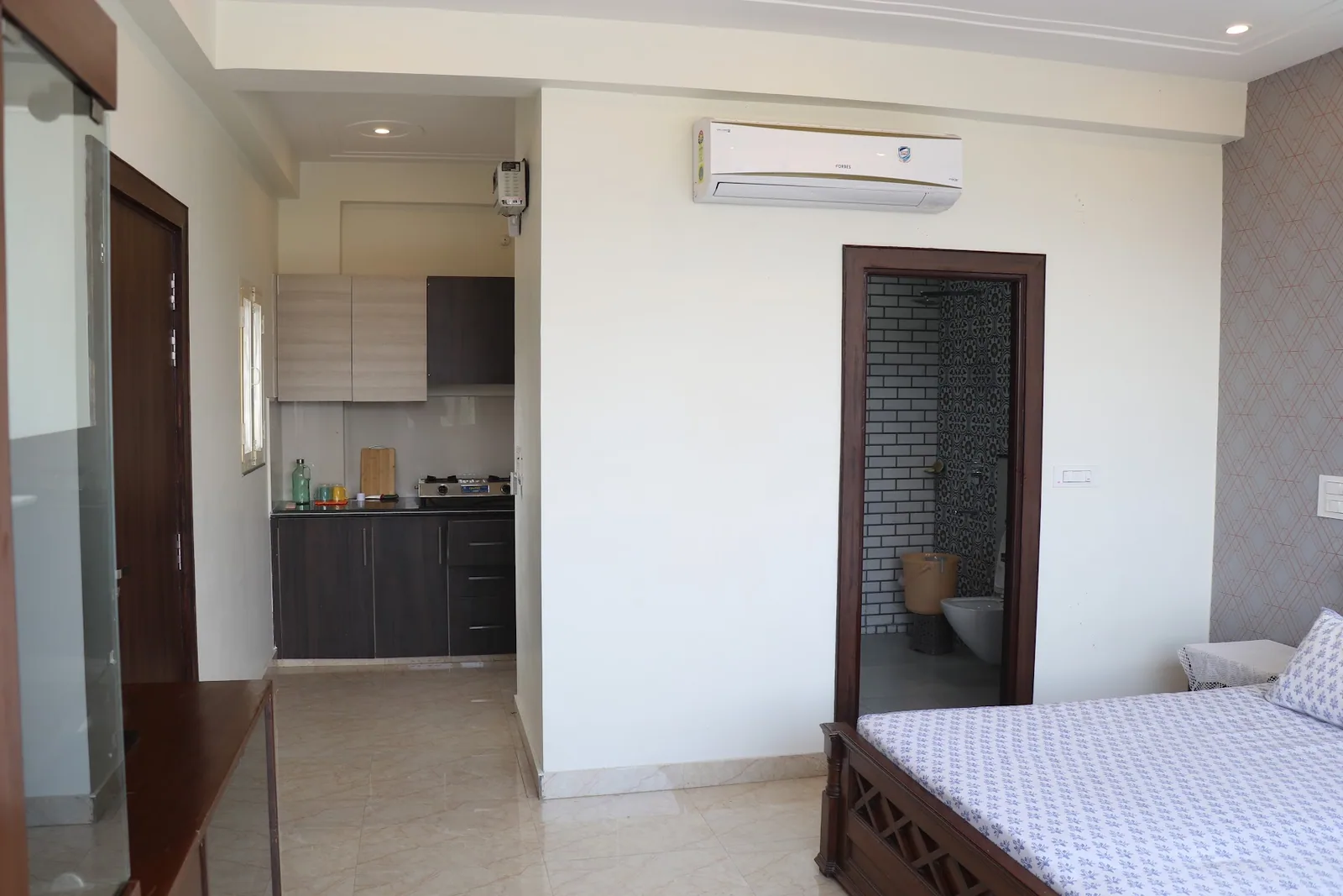Room with air conditioning and a kitchen corner, Little Sparrow Homestay, Rishikesh