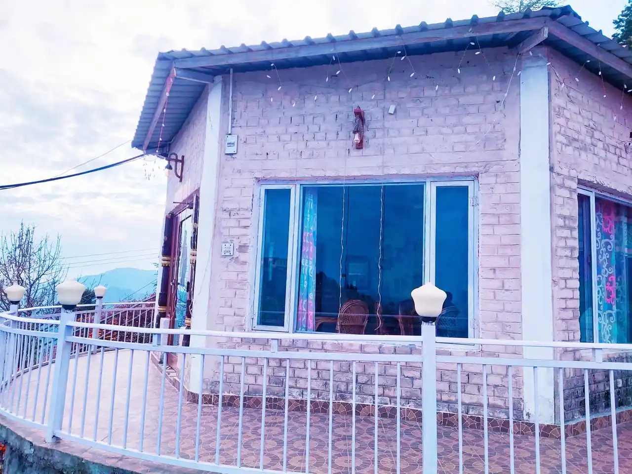 Luxury Cottage with glass front and private terrace at Pahadi House Kanatal