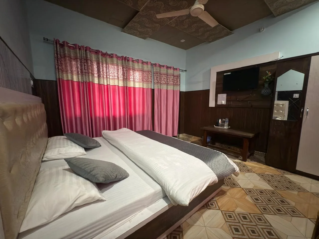 Pahadi Ghar Deluxe room at Pahadi House Kanatal, double bed and valley view