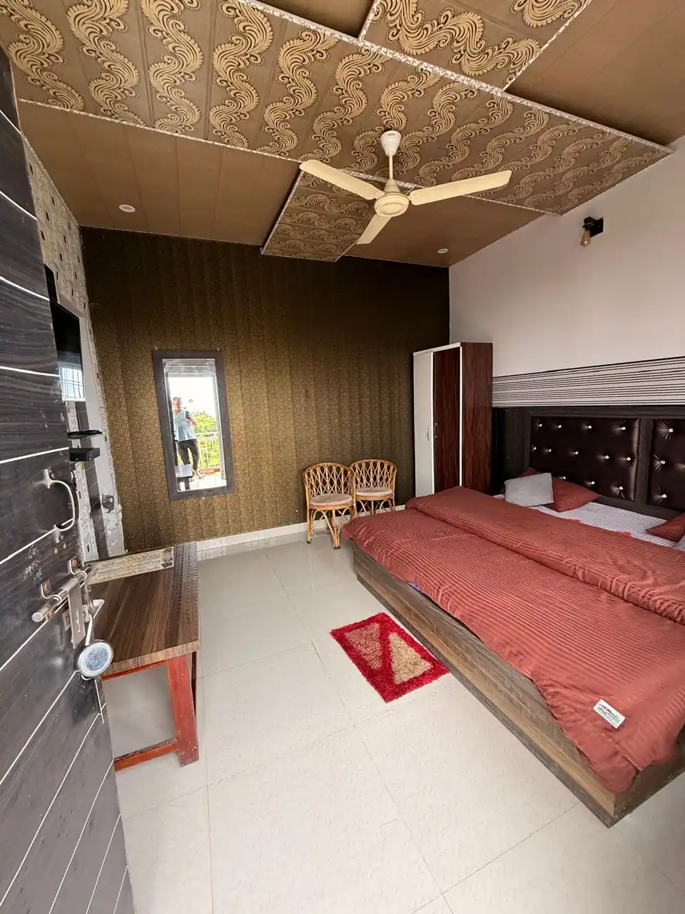 Double room with a wood-panelled ceiling