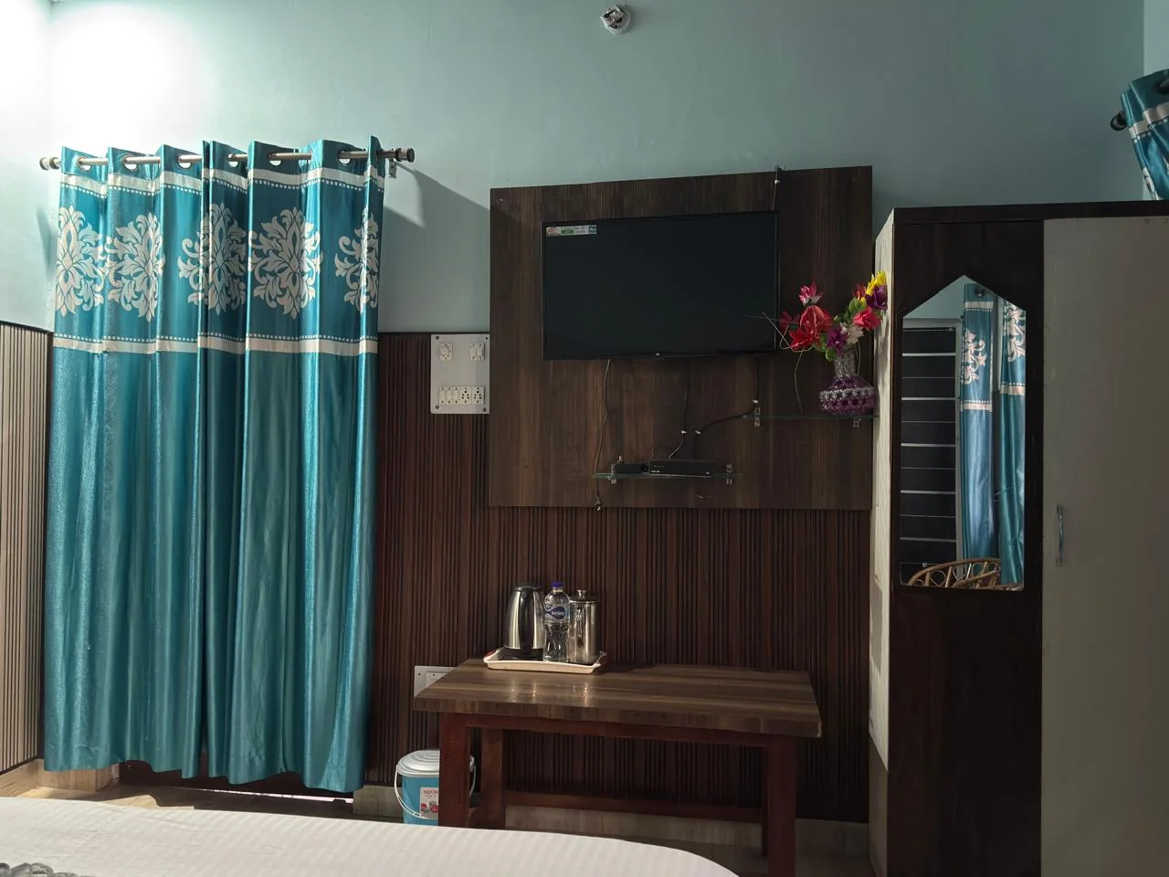 Room with tea-making tray, mirror and television