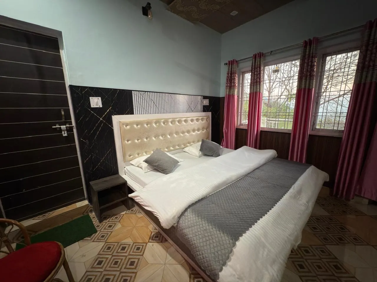Double bed facing the window in a valley-view room