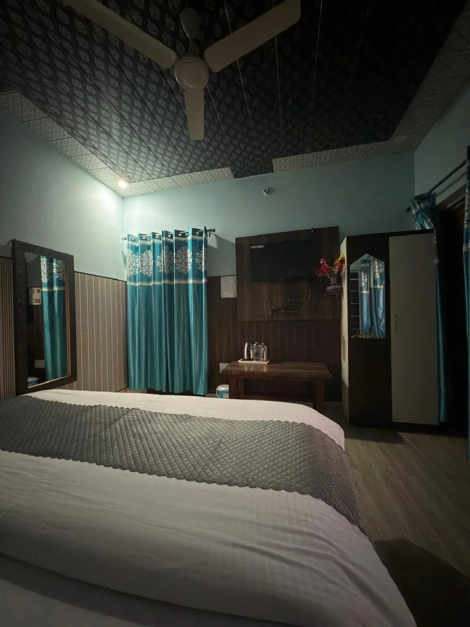 Double room with a dark wooden ceiling