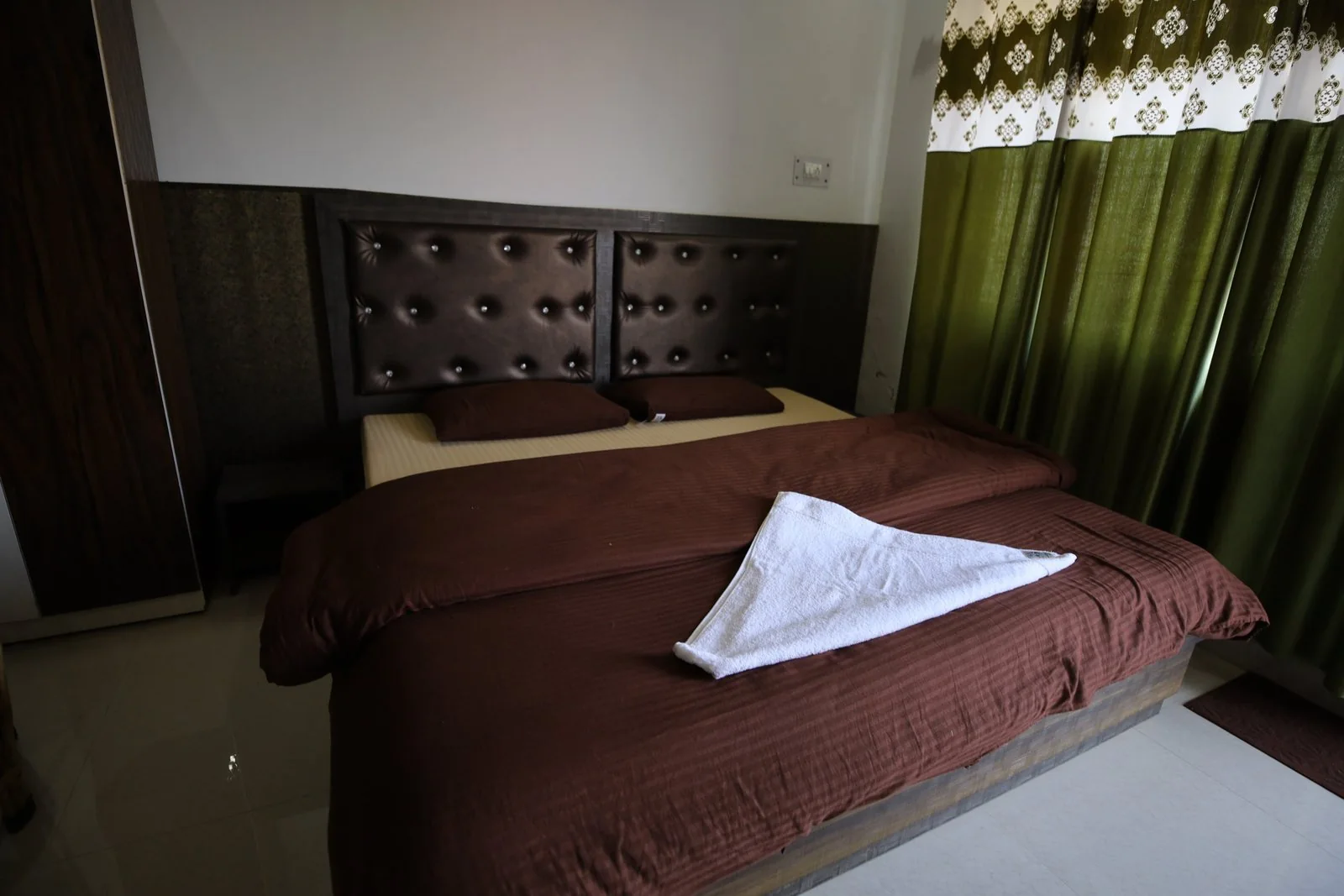 Double bed with fresh linen in a cottage room