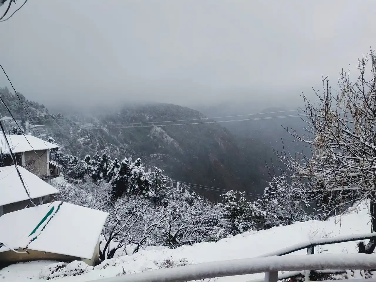 Mist and snow over the valley at Kanatal